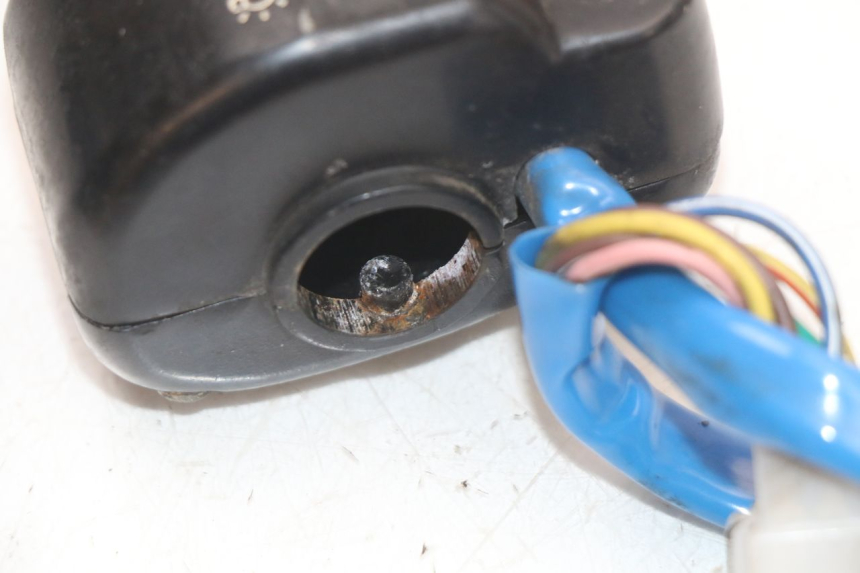 photo de COMMUTATORE DESTRO KYMCO AGILITY PREMIUM 50 (2007 - 2010) - Dettagli dei punti di fissaggio