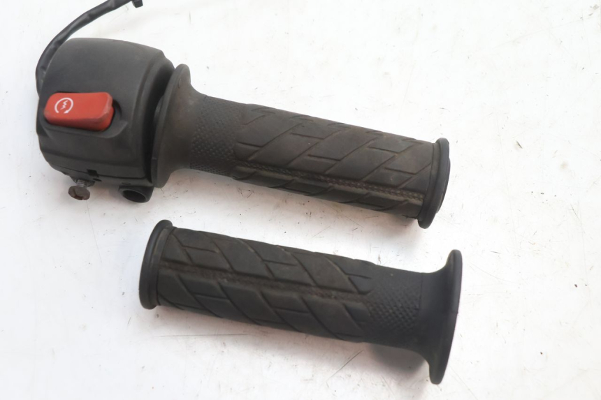 photo de MANUBRIO DESTRO MBK BOOSTER SPIRIT 50 (2004 - 2017) - Dettaglio del componente