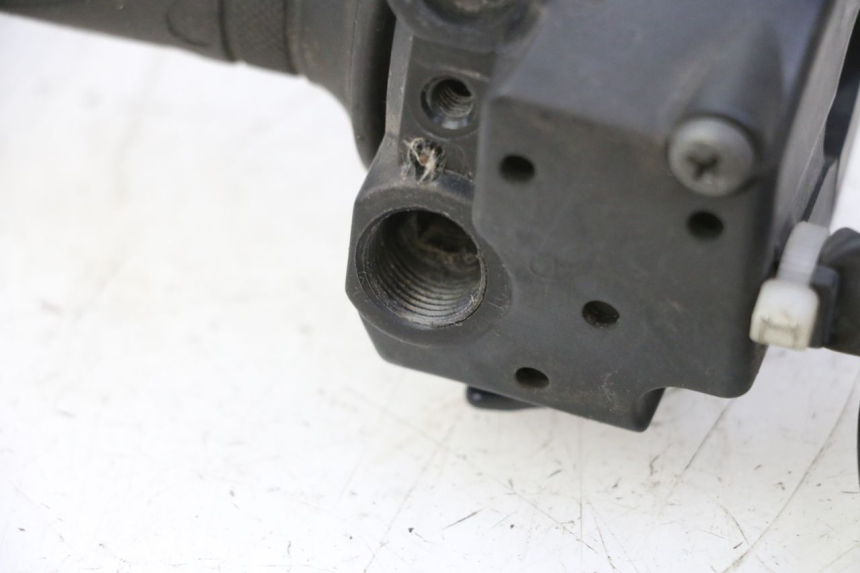 photo de MANUBRIO DESTRO SUZUKI BURGMAN 125 (2007 - 2014) - Dettagli dei punti di fissaggio