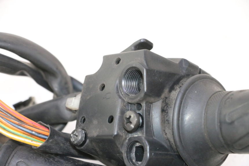 photo de MANUBRIO DESTRO SUZUKI BURGMAN 125 (2007 - 2014) - Primo piano tecnico