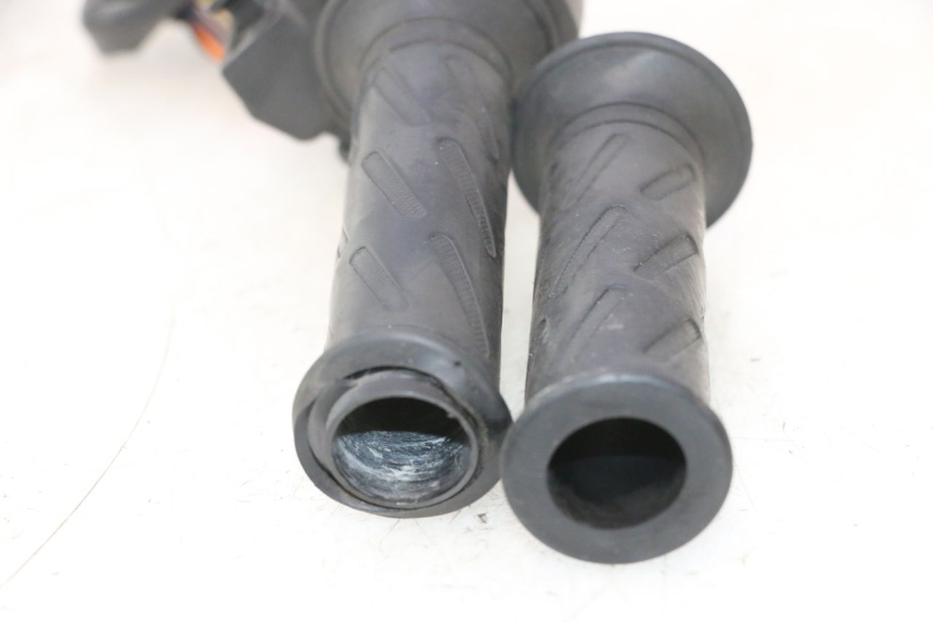 photo de MANUBRIO DESTRO SUZUKI BURGMAN 125 (2007 - 2014) - Ricambio usato controllato