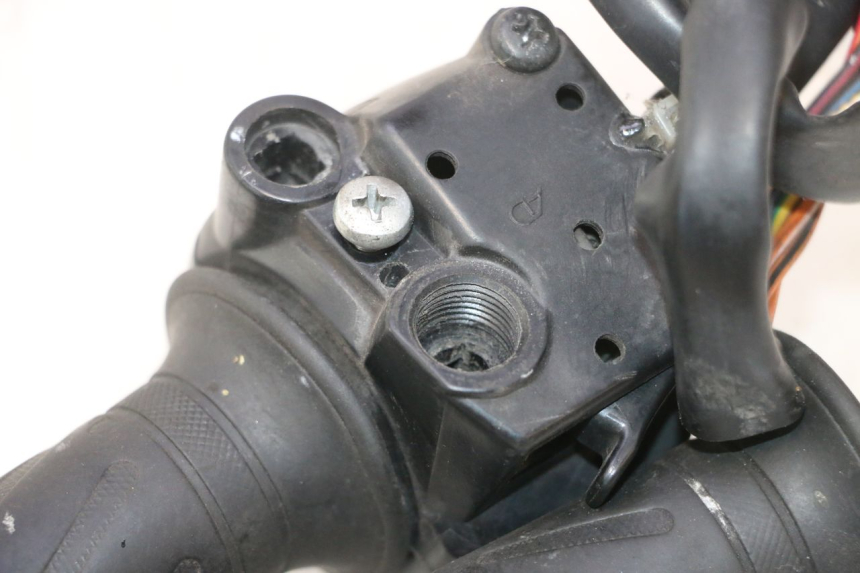 photo de MANUBRIO DESTRO SUZUKI BURGMAN 125 (2007 - 2014) - Zoom sullo stato d'uso