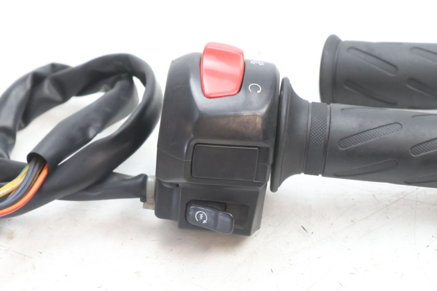 photo de MANUBRIO DESTRO SUZUKI BURGMAN 125 (2007 - 2014) - Dettaglio del componente