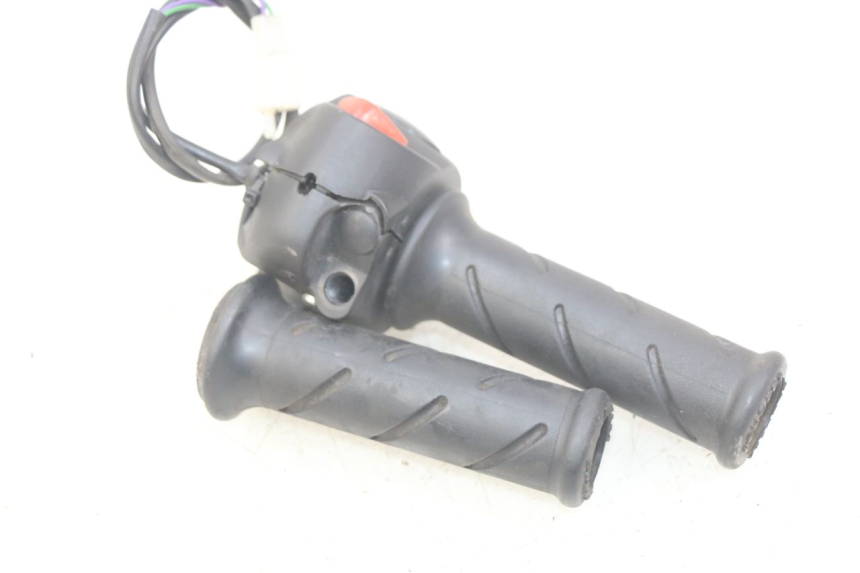 photo de MANUBRIO DESTRO PEUGEOT CITYSTAR 2T 50 (2018 - 2021) - Zoom sullo stato d'uso