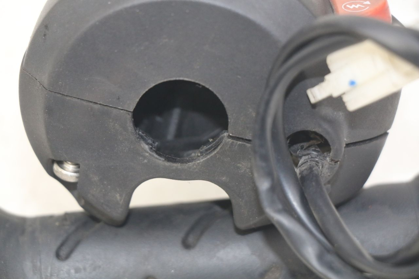 photo de MANUBRIO DESTRO PEUGEOT CITYSTAR 2T 50 (2018 - 2021) - Altra angolazione