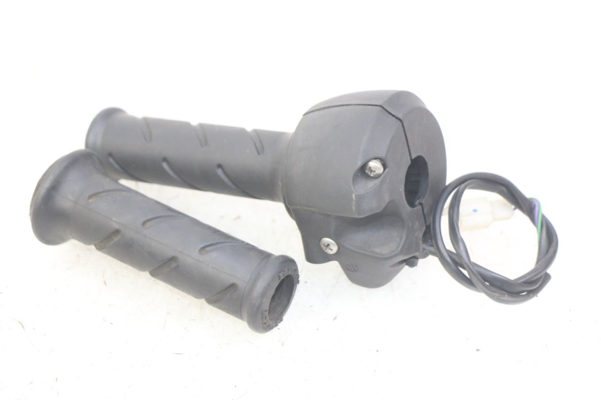 photo de MANUBRIO DESTRO PEUGEOT CITYSTAR 2T 50 (2018 - 2021) - Primo piano tecnico