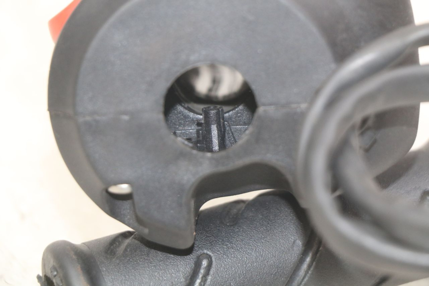 photo de MANUBRIO DESTRO PEUGEOT CITYSTAR AIR 125 (2014 - 2017) - Zoom sullo stato d'uso