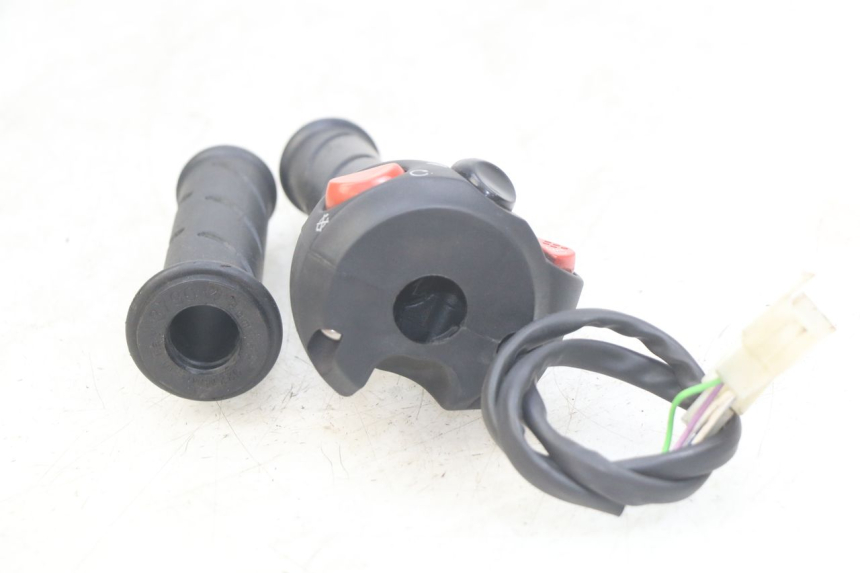 photo de MANUBRIO DESTRO PEUGEOT CITYSTAR AIR 125 (2014 - 2017) - Altra angolazione