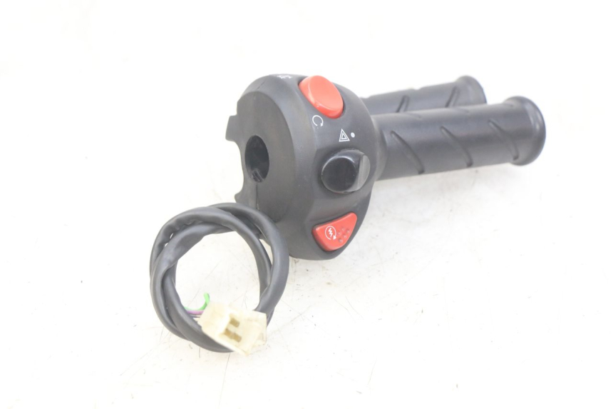 photo de MANUBRIO DESTRO PEUGEOT CITYSTAR AIR 125 (2014 - 2017) - Stato della superficie e materiale