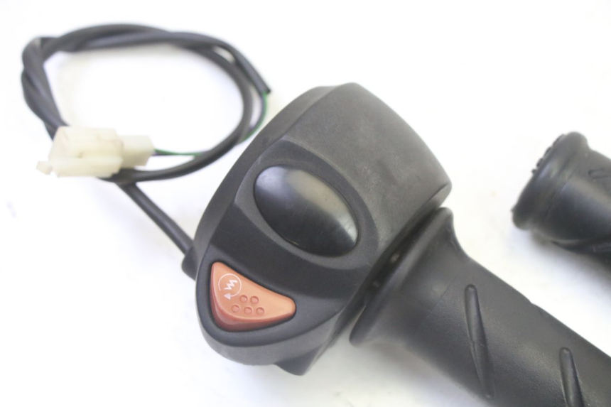 photo de MANUBRIO DESTRO PEUGEOT CITYSTAR 50 (2013 - 2017) - Dettaglio del componente