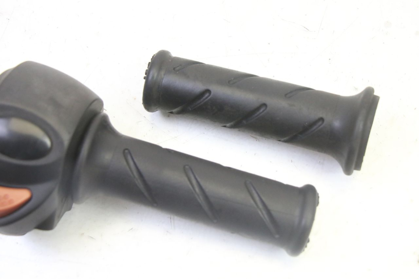 photo de MANUBRIO DESTRO PEUGEOT CITYSTAR 50 (2013 - 2017) - Zoom sullo stato d'uso