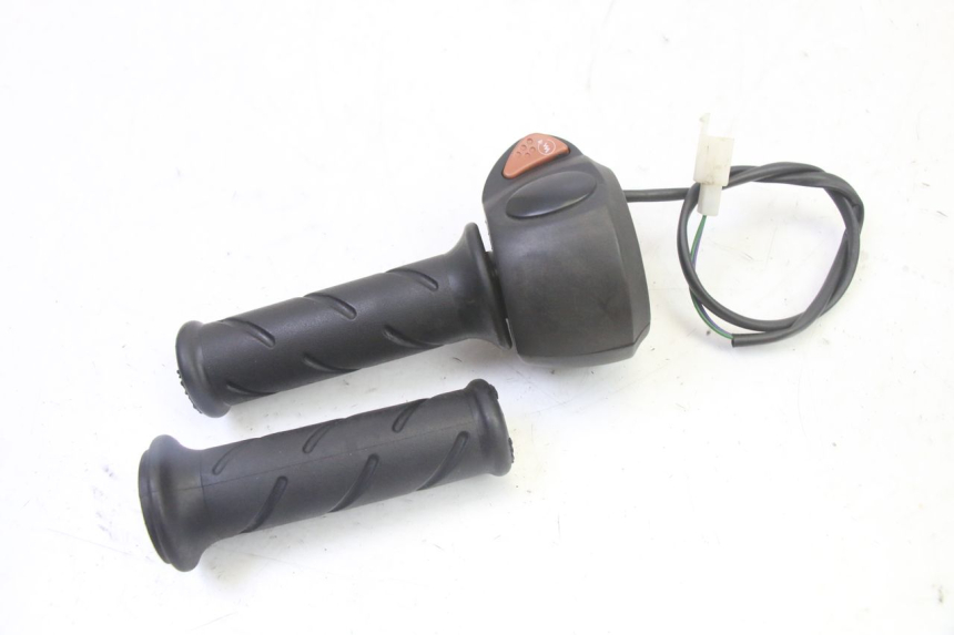 photo de MANUBRIO DESTRO PEUGEOT CITYSTAR 50 (2013 - 2017) - Altra angolazione