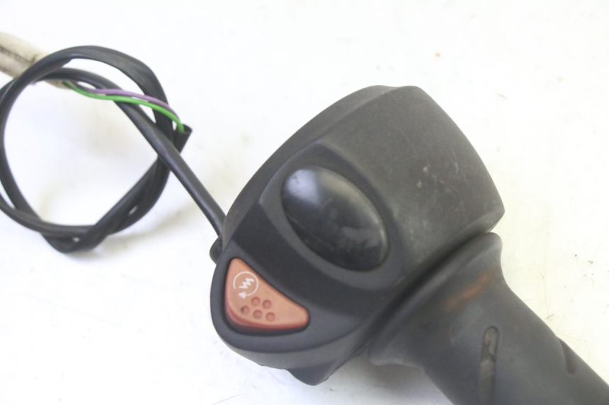 photo de MANUBRIO DESTRO PEUGEOT CITYSTAR 50 (2013 - 2017) - Dettaglio del componente