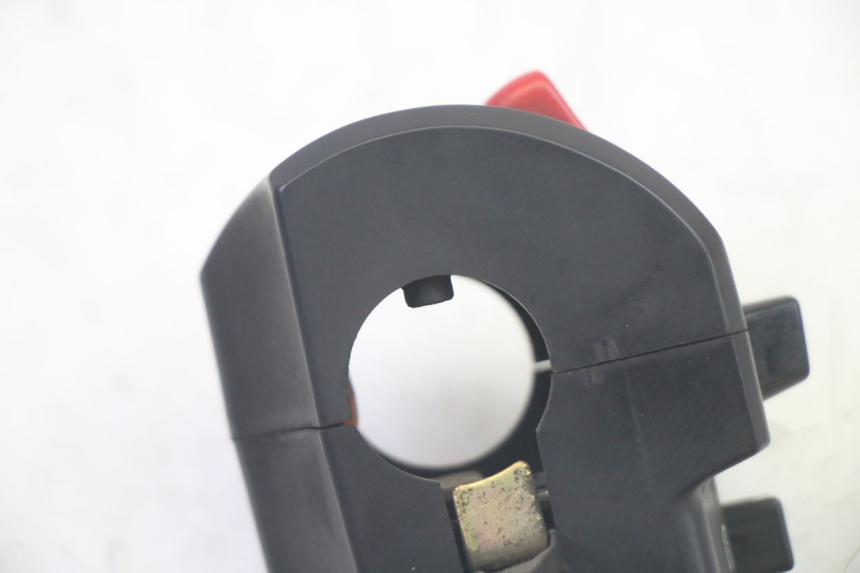 photo de COMMUTATORE DESTRO SUZUKI DL V STROM 1000 (2002 - 2007) - Dettagli dei punti di fissaggio