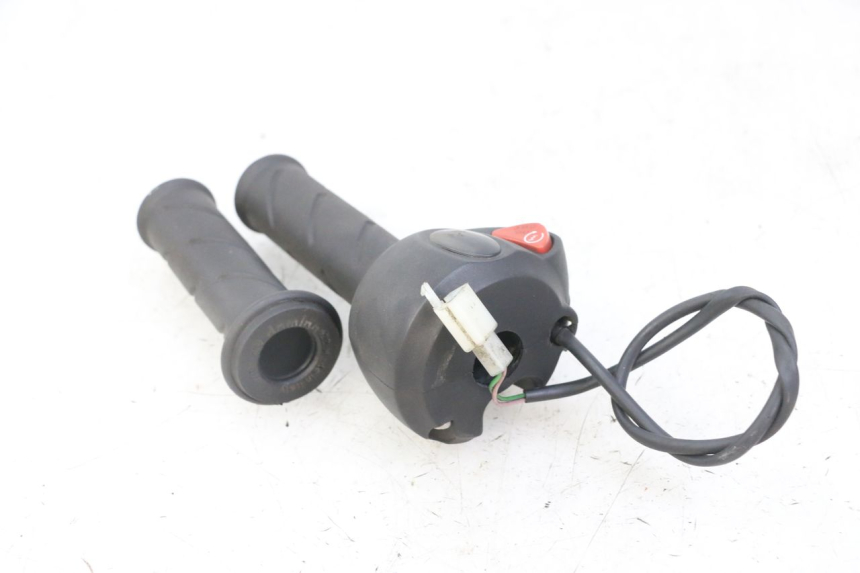 photo de COMMUTATORE DESTRO PEUGEOT ELYSTAR 125 (2002 - 2007) - Primo piano tecnico