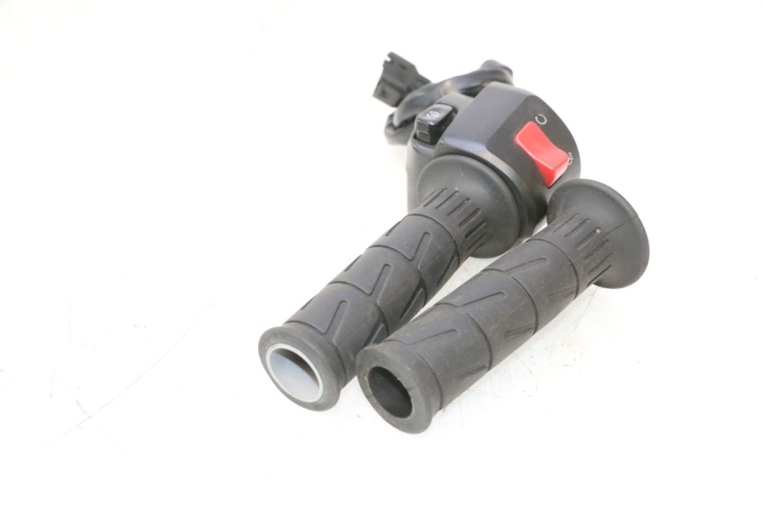 photo de COMMUTATORE DESTRO KAWASAKI ER-6 ER6 N 650 (2005 - 2009) - Primo piano tecnico