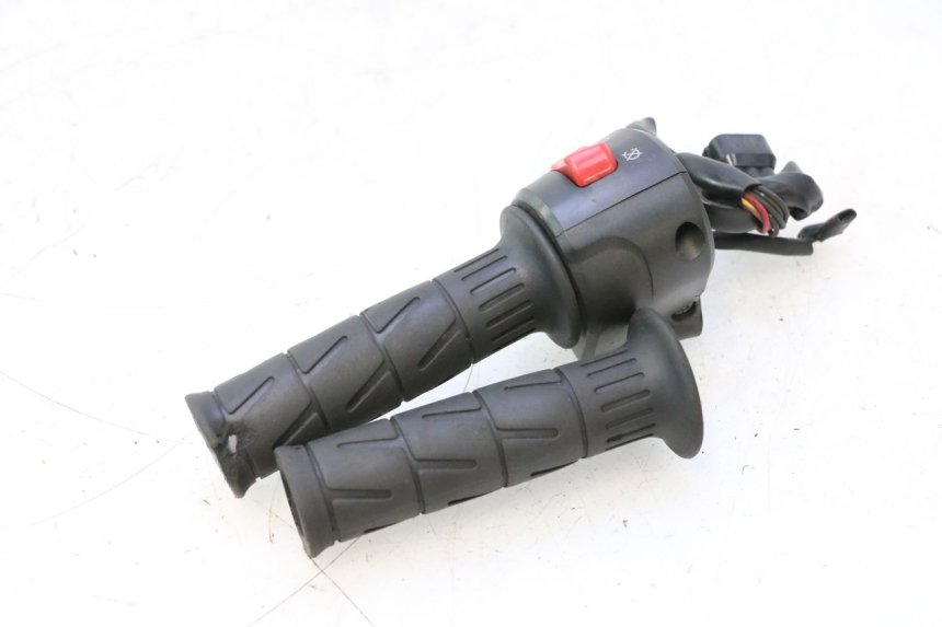 photo de COMMUTATORE DESTRO KAWASAKI ER-6 ER6 N 650 (2005 - 2009) - Stato della superficie e materiale