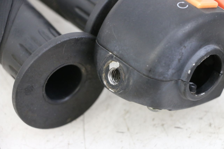 photo de MANUBRIO DESTRO JM MOTORS EVOLIS 4T 50 (2018 - 2022) - Altra angolazione