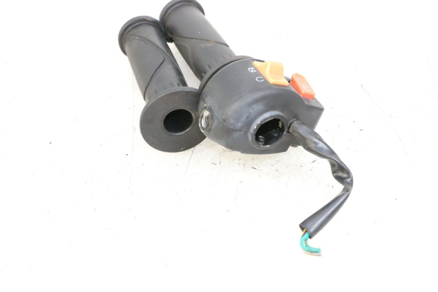 photo de MANUBRIO DESTRO JM MOTORS EVOLIS 4T 50 (2018 - 2022) - Primo piano tecnico