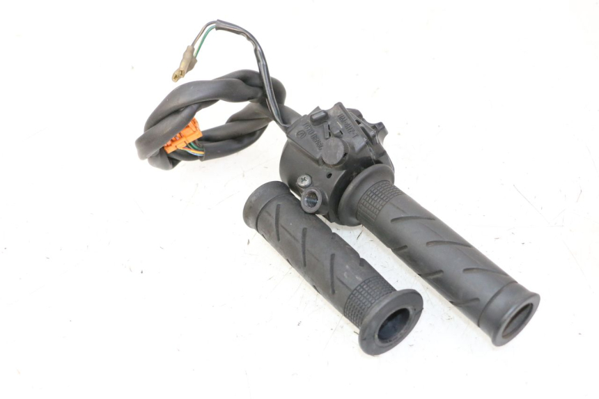 photo de MANUBRIO DESTRO HONDA FES S-WING SWING ABS 125 (2007 - 2015) - Dettaglio del componente