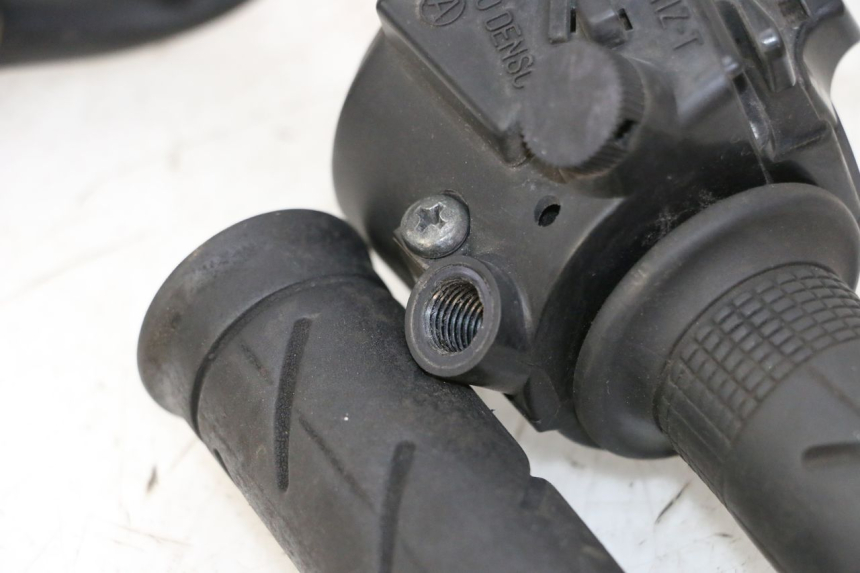 photo de MANUBRIO DESTRO HONDA FES S-WING SWING ABS 125 (2007 - 2015) - Zoom sullo stato d'uso