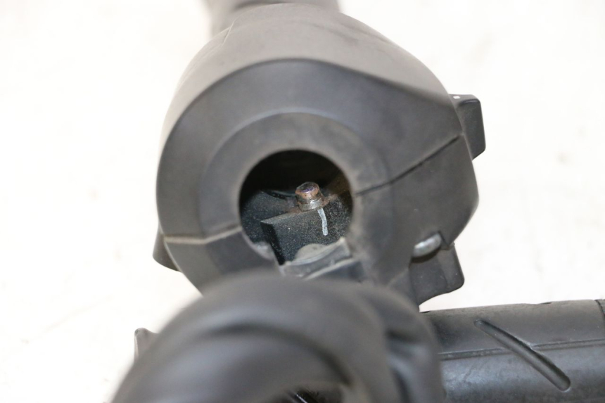 photo de MANUBRIO DESTRO HONDA FES S-WING SWING ABS 125 (2007 - 2015) - Altra angolazione