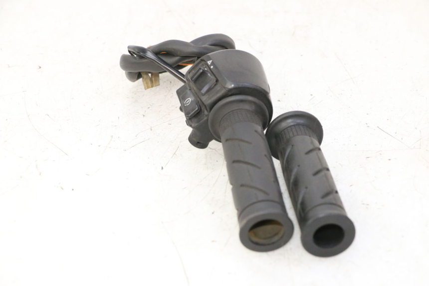 photo de MANUBRIO DESTRO HONDA FES S-WING SWING ABS 125 (2007 - 2015) - Dettagli dei punti di fissaggio