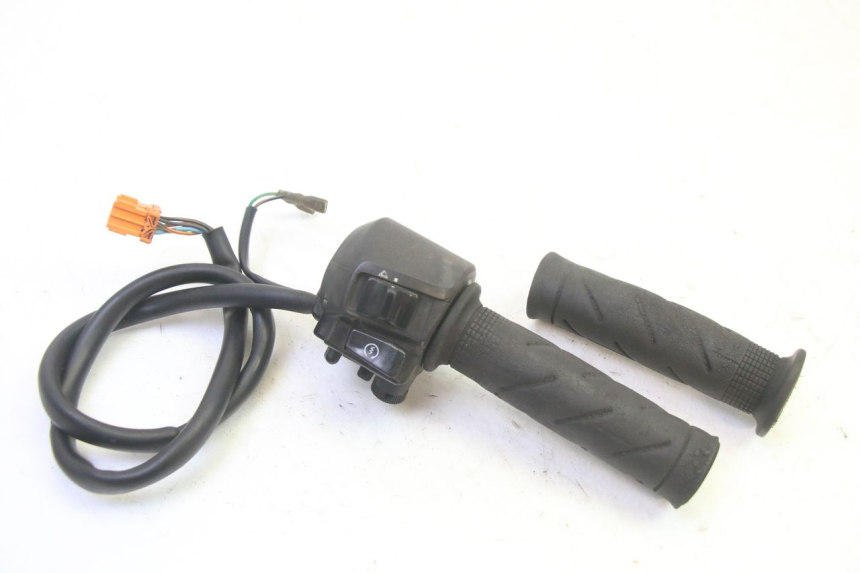 photo de MANUBRIO DESTRO HONDA FES S-WING SWING ABS 125 (2007 - 2015) - Vista principale