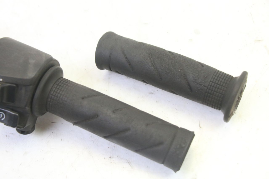 photo de MANUBRIO DESTRO HONDA FES S-WING SWING ABS 125 (2007 - 2015) - Zoom sullo stato d'uso