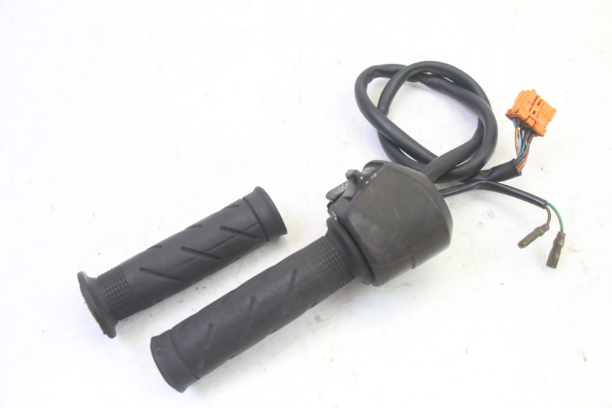 photo de MANUBRIO DESTRO HONDA FES S-WING SWING ABS 125 (2007 - 2015) - Altra angolazione