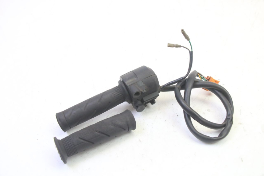 photo de MANUBRIO DESTRO HONDA FES S-WING SWING ABS 125 (2007 - 2015) - Primo piano tecnico