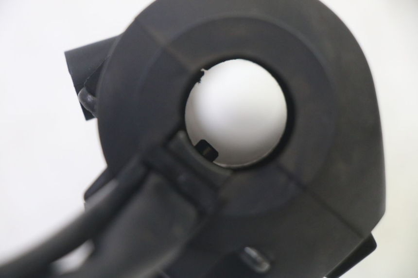 photo de MANUBRIO DESTRO HONDA FES S-WING SWING ABS 125 (2007 - 2015) - Primo piano tecnico