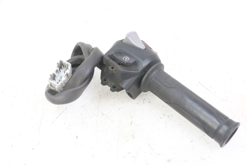 photo de COMMUTATORE DESTRO HONDA FORZA ABS 300 (2013 - 2017) - Dettaglio del componente