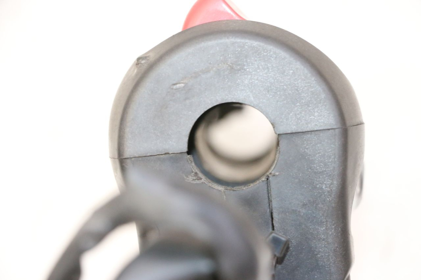 photo de COMMUTATORE DESTRO YAMAHA FZ6 N FAZER 600 (2004 - 2006) - Dettagli dei punti di fissaggio