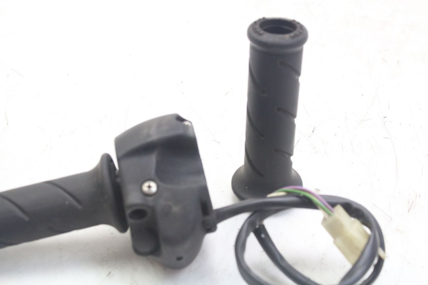 photo de COMMUTATORE DESTRO PEUGEOT GEOPOLIS RS 125 (2007 - 2009) - Zoom sullo stato d'uso