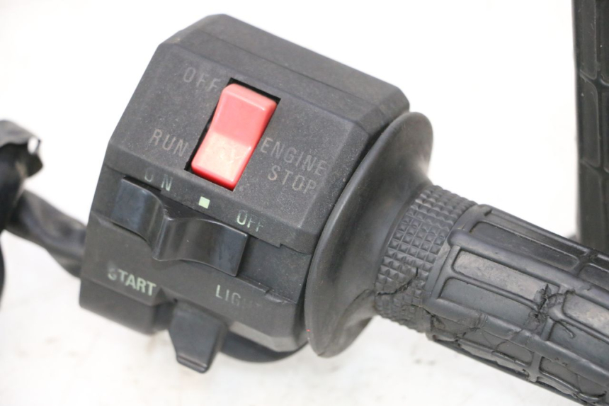 photo de COMMUTATORE DESTRO KAWASAKI GPX F ZX750F 750 (1986 - 1990) - Caratteristiche distintive