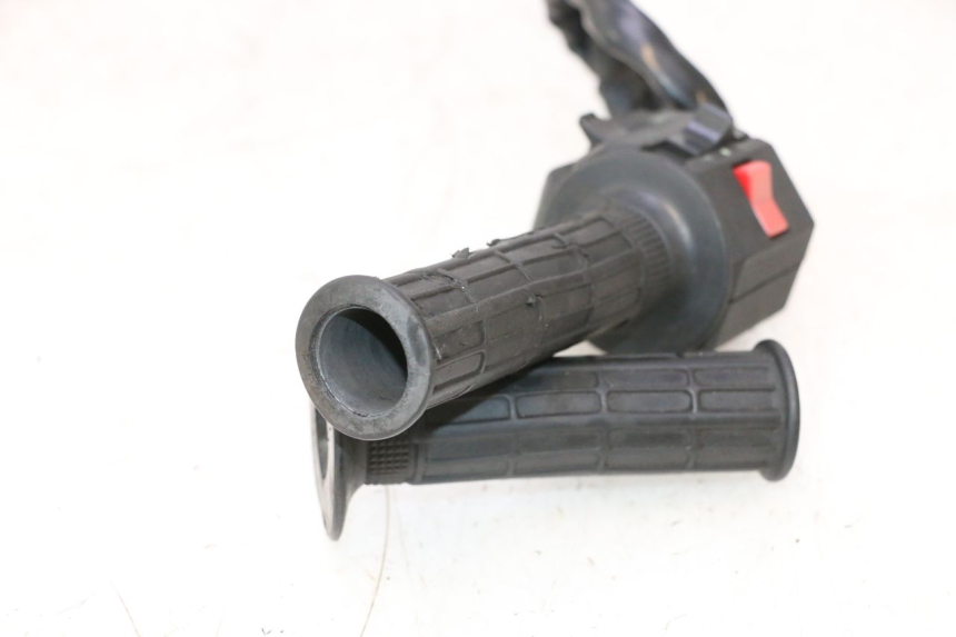 photo de COMMUTATORE DESTRO KAWASAKI GPX F ZX750F 750 (1986 - 1990) - Altra angolazione