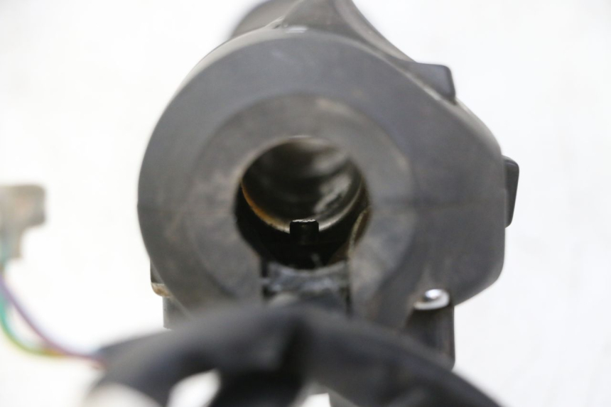 photo de COMMUTATORE DESTRO KYMCO GRAND DINK 125 (2008 - 2014) - Stato della superficie e materiale