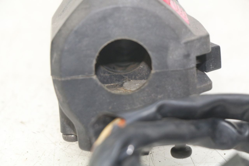 photo de MANUBRIO DESTRO SUZUKI GSX-F GSX  F 1100 (1988 - 1994) - Primo piano tecnico