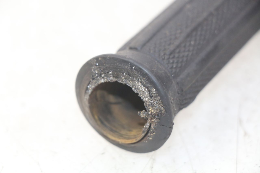 photo de MANUBRIO DESTRO SUZUKI GSX-F GSX  F 1100 (1988 - 1994) - Stato della superficie e materiale