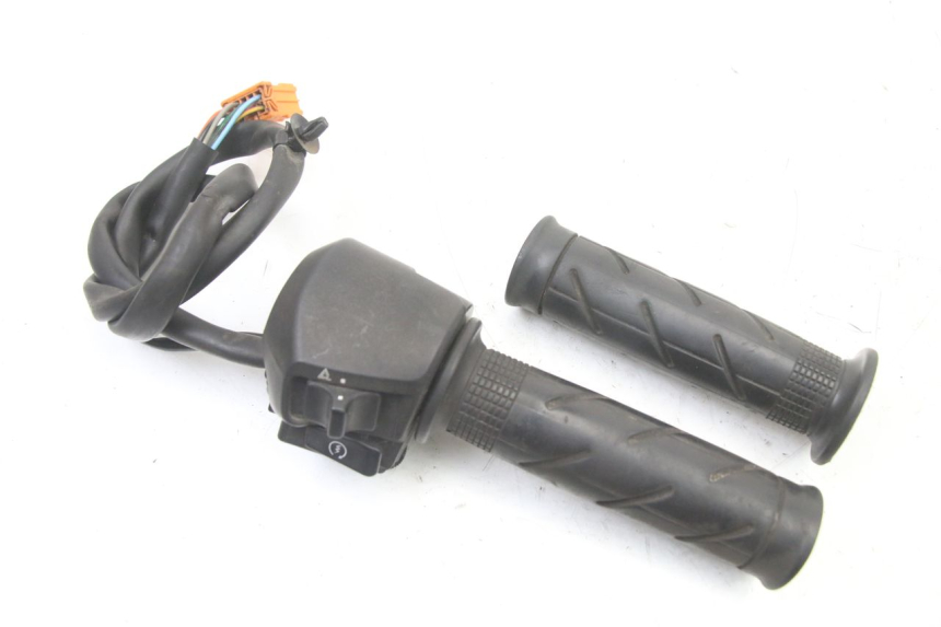 photo de MANUBRIO DESTRO HONDA FES S-WING SWING ABS 125 (2007 - 2015) - Vista principale