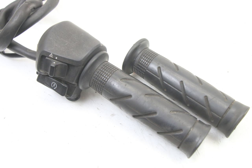 photo de MANUBRIO DESTRO HONDA FES S-WING SWING ABS 125 (2007 - 2015) - Dettaglio del componente