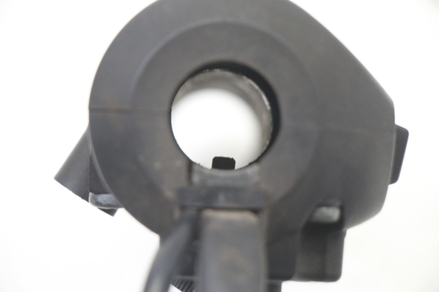 photo de MANUBRIO DESTRO HONDA FES S-WING SWING ABS 125 (2007 - 2015) - Primo piano tecnico