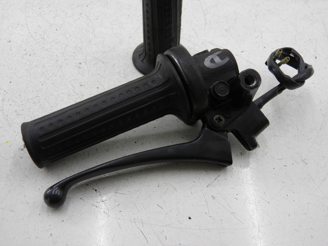 photo de Comando destro HONDA NH VISION 50 (1985 - 1994) - Dettagli dei punti di fissaggio