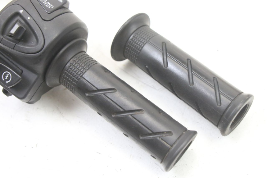 photo de Comando destro HONDA PCX (JF57/JF64) 125 (2014 - 2018) - Zoom sullo stato d'uso