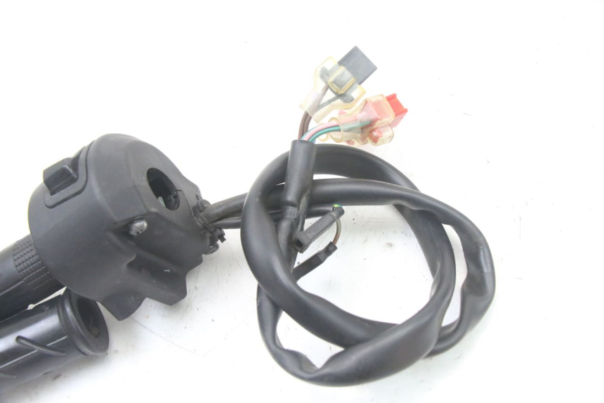 photo de Comando destro HONDA PCX (JF57/JF64) 125 (2014 - 2018) - Dettagli dei punti di fissaggio