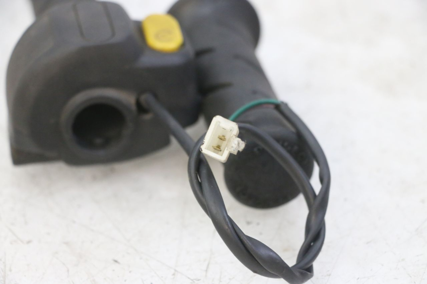 photo de COMMUTATORE DESTRO PEUGEOT JET FORCE CARBU 50 (2003 - 2016) - Dettaglio del componente