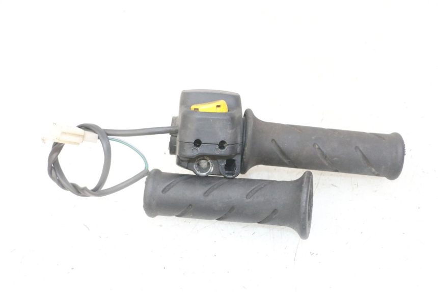 photo de COMMUTATORE DESTRO PEUGEOT JET FORCE CARBU 50 (2003 - 2016) - Altra angolazione