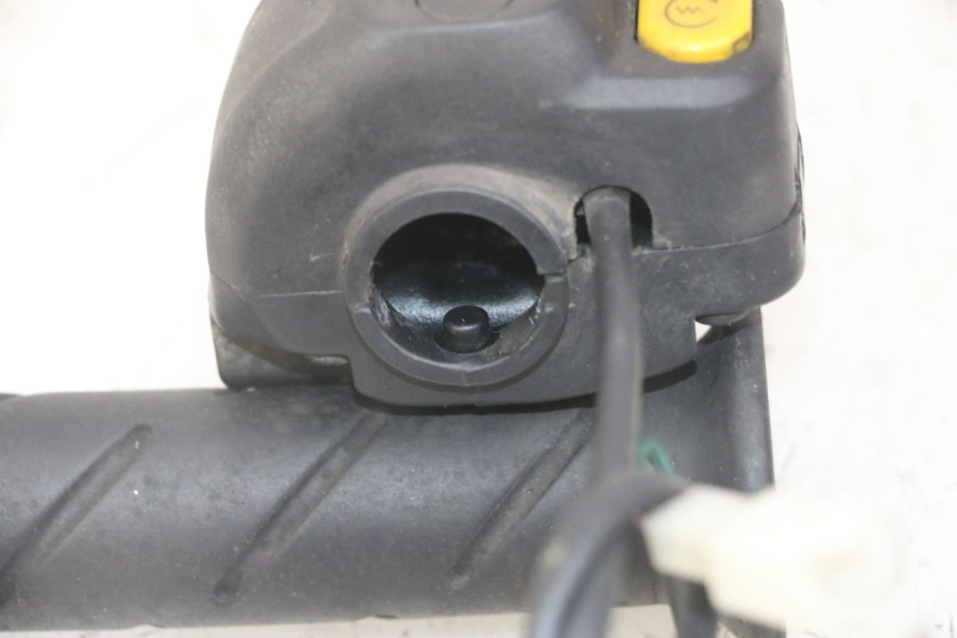 photo de COMMUTATORE DESTRO PEUGEOT JET FORCE CARBU 50 (2003 - 2016) - Primo piano tecnico