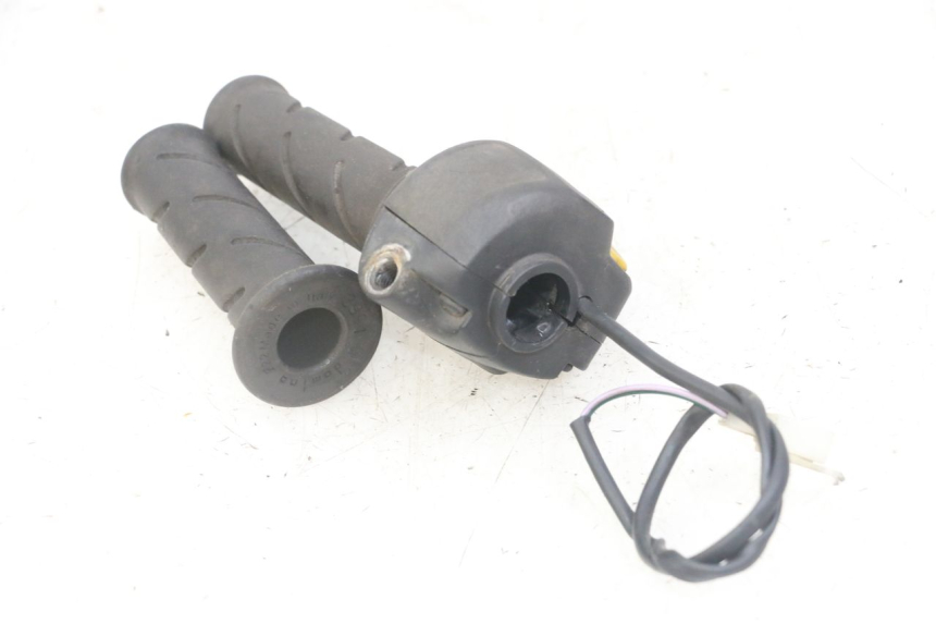 photo de COMMUTATORE DESTRO PEUGEOT JET FORCE CARBU 50 (2003 - 2016) - Vista d'insieme del prodotto